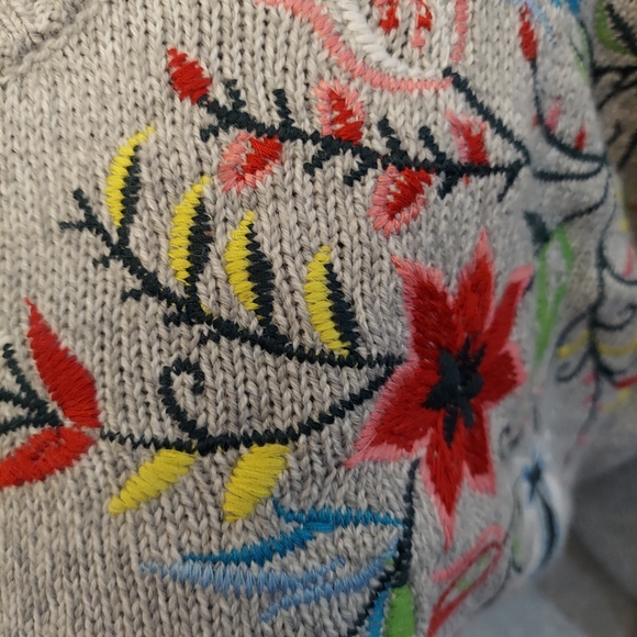 Love By Design Sweater with embroidered flowers Size Small - Picture 5 of 5